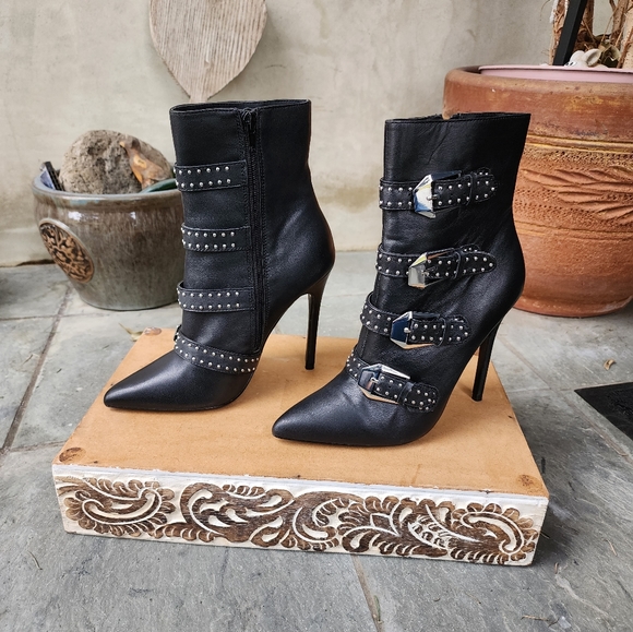 Sassy & Sexy Steve Madden Black Leather Booties - Picture 6 of 12